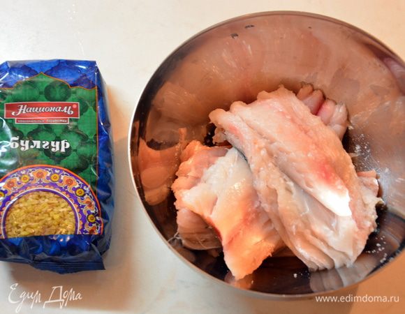 Если рыба целая, то оставить только филе с кожей, посолить и поперчить. У меня толстолобик.