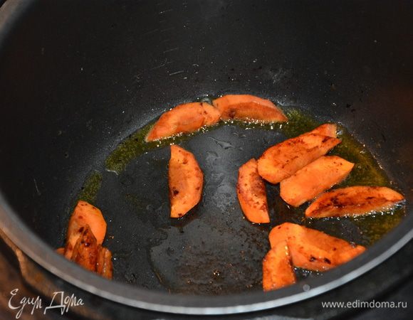 (Опционально) обжарить крупно нарезанную сладкую морковь до мягкости, посолить. Там же пожарить рыбу с 2-х сторон.