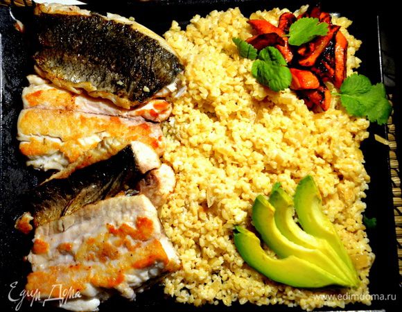 Украсить авокадо и кинзой. Можно блюдо отправить в духовку на 10 минут при 160°С, если гости или домочадцы задерживаются к ужину.
Приятного аппетита! :)