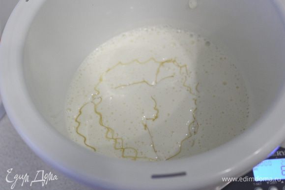 Яйца взбить с сахаром до белой пены, добавить мед.