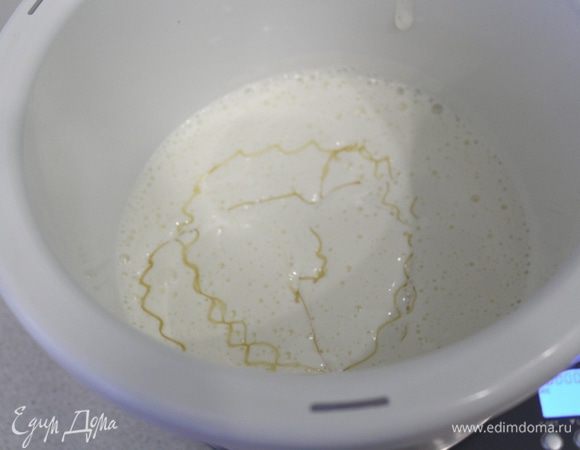 Яйца взбить с сахаром до белой пены, добавить мед.