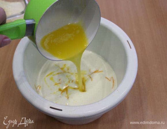 Добавить растопленное сливочное масло.
