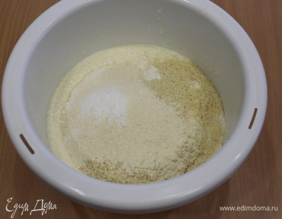 Добавить сухие ингредиенты. Манную крупу рекомендую использовать ТМ «Националь».
