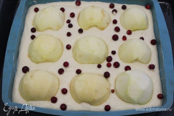 Выложить тесто в форму 35 на 35. Сверху выложить яблоки, по желанию можно добавить ягоды.