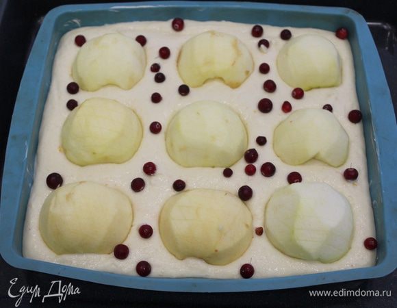 Выложить тесто в форму 35 на 35. Сверху выложить яблоки, по желанию можно добавить ягоды.