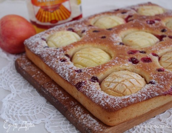 Остывший пирог посыпать сахарной пудрой.