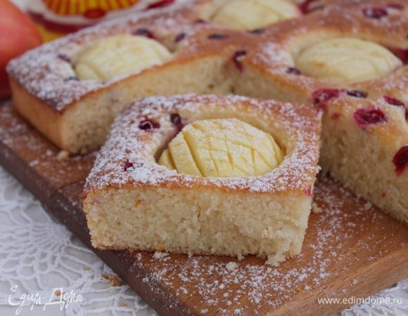 Пока пирог остывает, заварить вкусный чай.