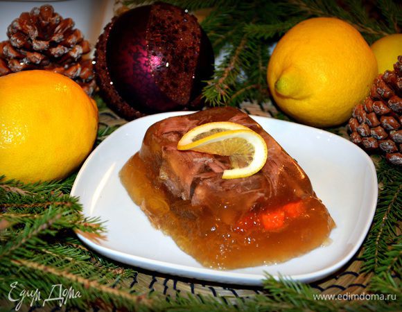 Перевернуть холодец на блюдо и подавать к столу. 