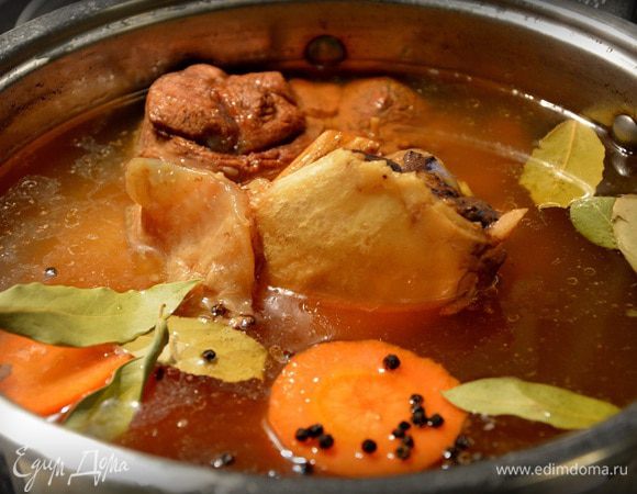 
Через 5 часов вынуть лук, чеснок. Добавить морковь, перец горошком, лавровый лист. Кипятить на медленном огне еще 1 час. Затем бульон процедить. Мясо разрезать на куски. В формы выложить мясо, можно добавить нарезанную вареную морковь. Разлить бульон по формам и остудить. Поставить в холодильник на ночь. 