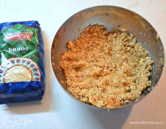 Растопить масло с медом, добавить к сухой смеси. Затем арахисовую пасту, пюрированный банан. Все смешать до однородной массы. На этом этапе можно добавить жаренные орехи, сухофрукты или другие любимые вами добавки.