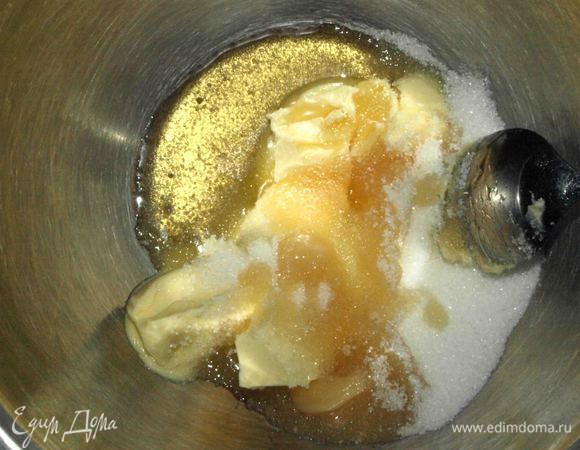 Размягченное масло взбить в мягкий крем с сахаром, кукурузным сиропом, солью.