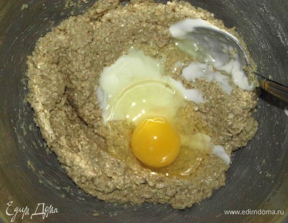 Добавляем в масляный крем измельченные овсяные хлопья и перемешиваем. Добавляем яйцо и йогурт. Взбиваем в пышный крем.