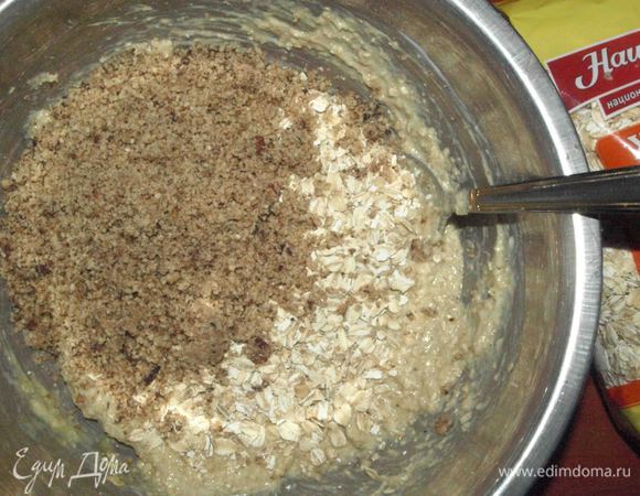 Орехи измельчаем. Добавляем к маслянисто-овсяной смеси измельченные орехи, оставшиеся овсяные хлопья. Перемешиваем.