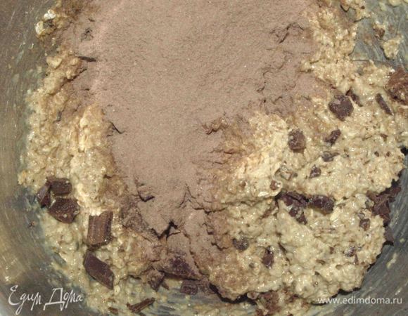 Добавить к остальным ингредиентам шоколад и какао (или сухую готовую смесь для горячего шоколада). Перемешать.