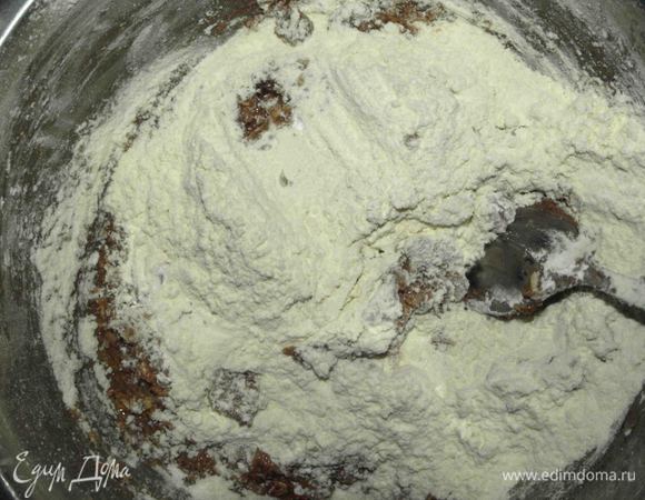 Добавить просеянную муку и разрыхлитель.