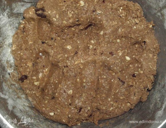 Замесить тесто. При необходимости добавить муку. Тесто отправить в холодильник на 1 час. 
