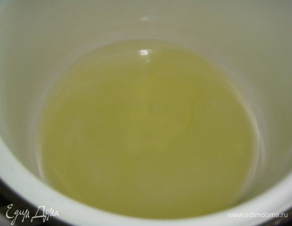 Сыворотку влить в сотейник, поставить на огонь и подогреть.
