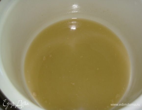 Всыпать сахар, соль и дрожжи. Помешивать до растворения сахара.