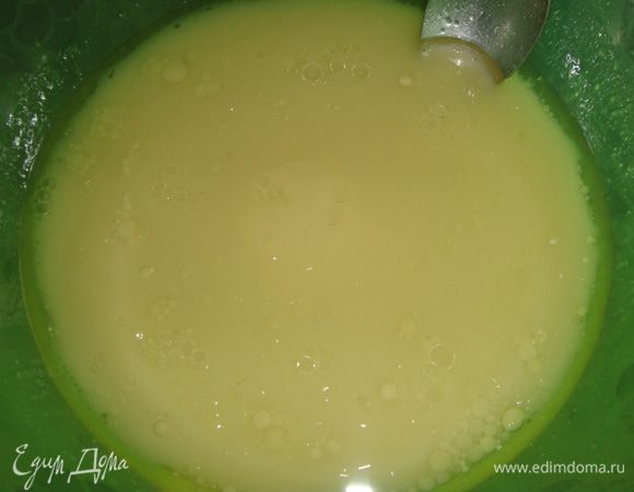 Перелить сыворотку в миску, добавить подсолнечное масло, желток (белок оставим для смазывания), все перемешать.