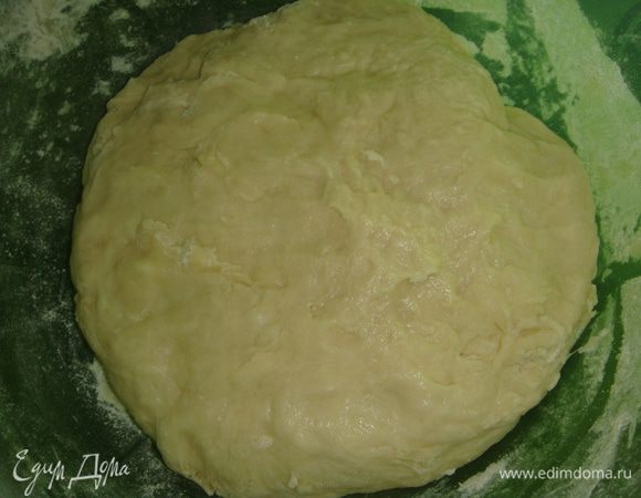 Всыпать просеянную муку и замесить мягкое тесто. Накрыть миску с тестом полотенцем и поставить в теплое место на 1,5 часа.