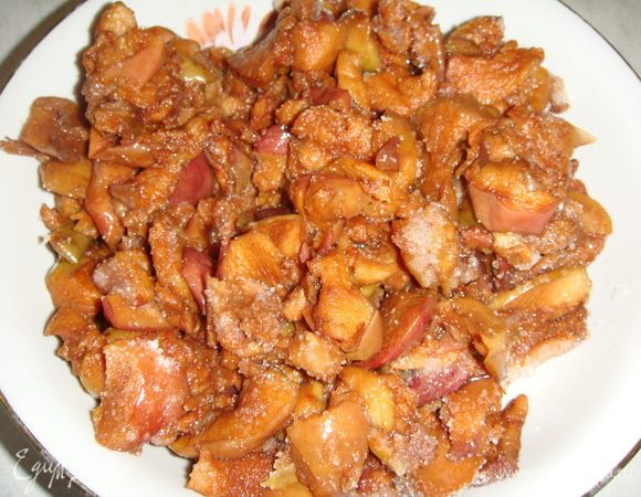 Я использую замороженные яблоки. Предварительно их разморозить и слить лишнюю жидкость. Свежие яблоки почистить, удалить сердцевину и нарезать небольшими ломтиками. Смешать яблоки с сахаром.