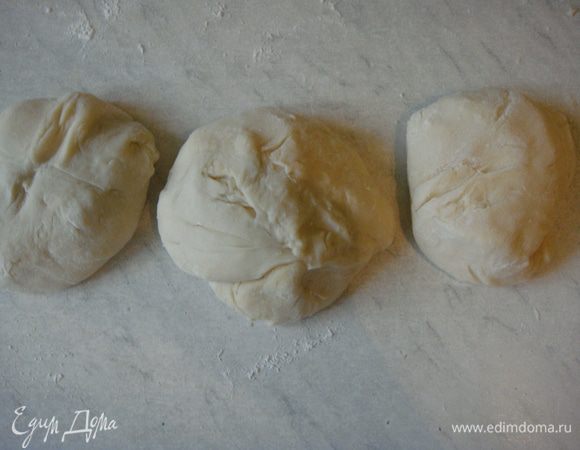 Тесто разделить на три части, одну часть сделать немного больше других.