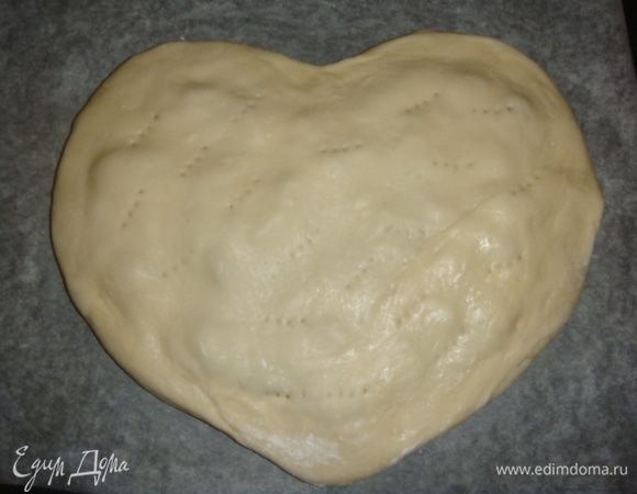 Раскатать вторую часть теста, накрыть им «сердце» и защипать края. Сверху тесто наколоть вилкой.