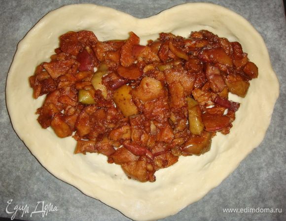 Выложить оставшиеся яблоки.