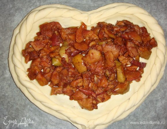 Выложить переплетенные жгутики «бортиками» вокруг яблок.