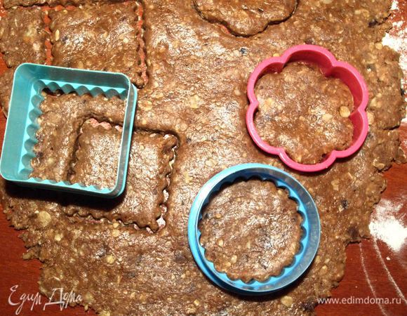Тесто раскатать на присыпанной мукой поверхности и вырезать печенье. Можно просто отрывать кусочки теста, скатать шарик, слегка придавить. 