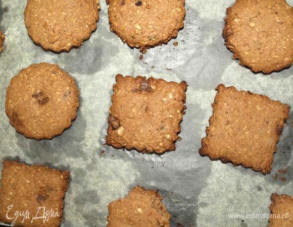 Печенье аккуратно выкладываем на застеленный пекарской бумагой противень. Отправляем в заранее разогретую до 180°С духовку. Выпекаем 15 минут или пока края печенья не зарумянятся.  