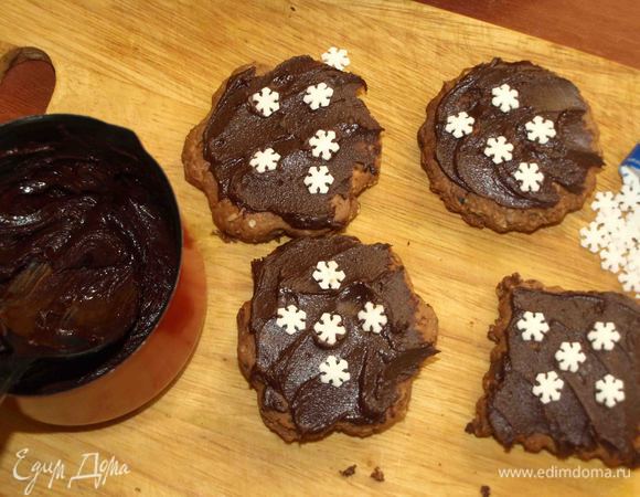Шоколад растопить на паровой бани, добавить в шоколад коньяк или апельсиновый сок. Покрыть верх печенья шоколадом. 