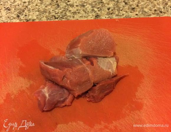 Для кубдари я беру телятину, так как это мясо нежное и всегда получается мягкое, но у него минус, оно не жирное и дает мало сока, а кубдари любит сок. По этому если вы хотите более жирное и сочное кубдари, берите говядину или добавляйте в телятину немного жира.