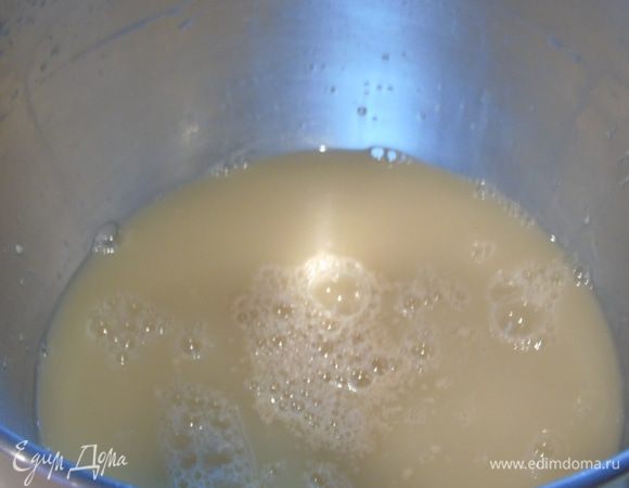 В теплой воде растворите сахар, патоку и дрожжи. Оставить до образования пенной шапочки, это займет примерно 10 минут.