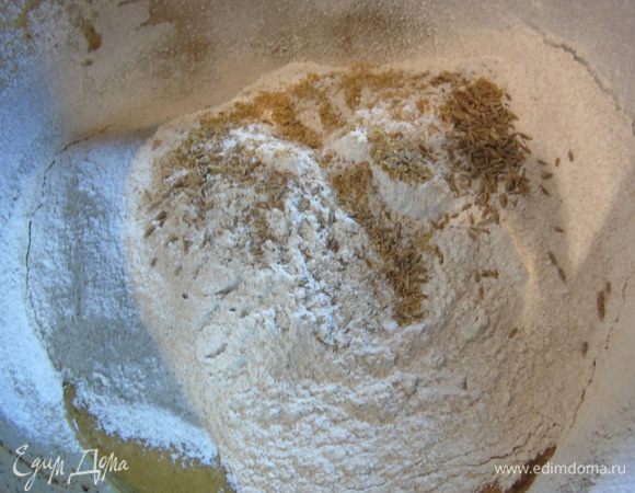 Просейте все виды муки, добавьте соль и все приправы: кориандр, мускатный орех и тмин.