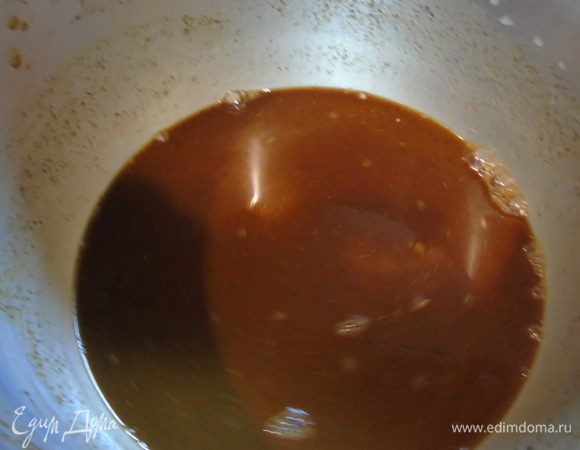 Кашицу с солодом добавьте к смеси с дрожжами и хорошенько размешайте.