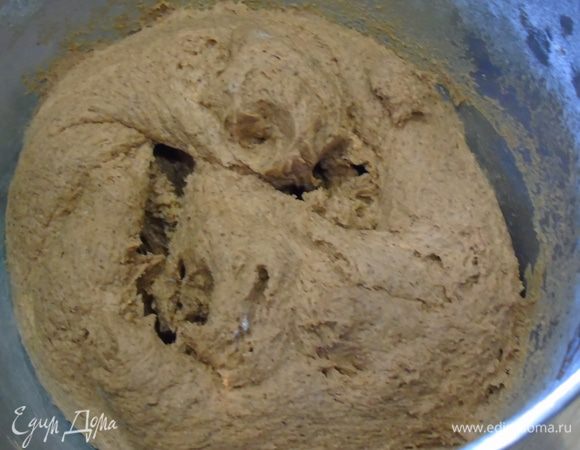 Всыпьте муку и замесите тесто. Тесто будет чем-то похожим на воздушный пластилин. :)