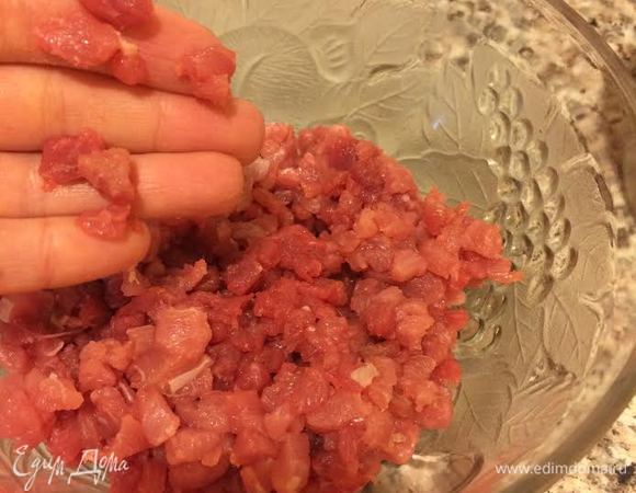 Теперь второй очень важный момент! Мясо нужно нарезать очень мелко.