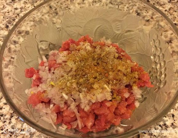 Затем режим лук, чеснок. Добавляем к мясу: лук, чеснок, соль и специи (зира нужна молотая).