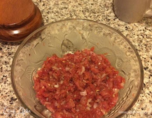 Все очень хорошо перемешать, накрыть пленкой и отправить в холодильник на 5 — 6 часов.