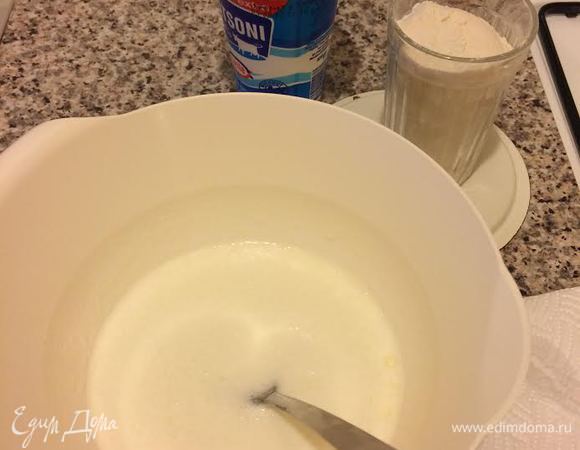 Тесто: мацони комнатной температуры смешать с теплой водой, добавить соду, сахар, соль, растительное масло и перемешать.