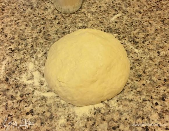 Начать постепенно добавлять муку. Замесить нежное тесто, накрыть салфеткой и дать тесту отдохнуть 1 — 2 часа.
