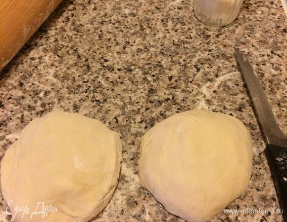 Духовку нагреть до 200°С. Бумагу для выпечки слегка смазать растительным маслом. Тесто разделить на 2 части.