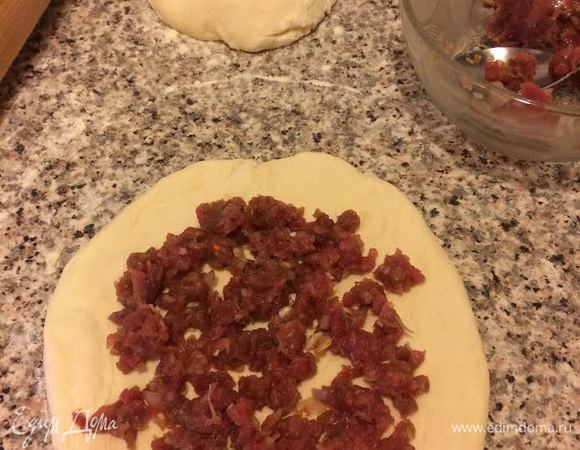 Раскатать одну часть теста, выложить начинку.