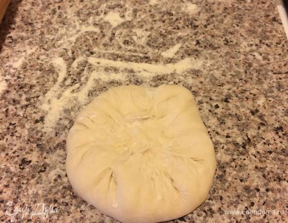 Соединить края теста, защипить и перевернуть швом вниз.