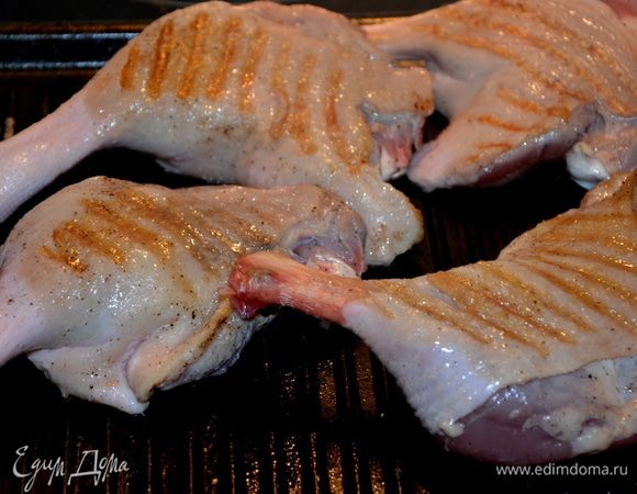 Обжарить на сухой холодной сковороде с двух сторон. Это значит положили ножки на сковороду и только после этого включили плиту, так утиная кожа не свернется.