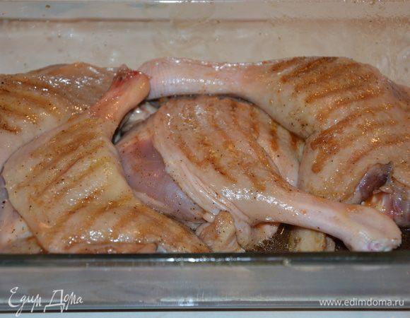 Выложить ножки в блюдо для запекания, полить маринадом.