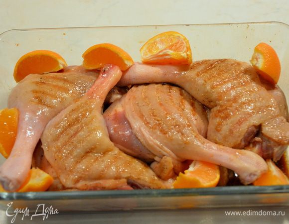 Сверху выложить мандаринки, разрезанные на четвертинки (я клала 2 мандаринки, лучше больше — очень вкусные получаются).