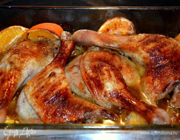 Выпекать в хорошо разогретой духовке при 200°С 45 — 55 минут. Готовое блюдо вынуть из духовки и прикрыть фольгой на 5 — 7 минут. Подавать с отварным стручковым зеленым горошком или овощами на пару. 
Приятного аппетита! :)