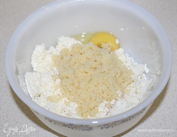 Добавить кускус к творогу, сюда же яйцо, сахар и соль.